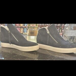 STEVE Madden Zipped Up Suede Boot With Fur Lining 8.5 Blue With White Fur